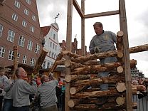 Holzstapeln bei den Lüneburger Sülfmeister-Tagen - Foto: Lüneburg Marketing Gmbh Holzstapeln bei den Lüneburger Sülfmeister-Tagen - Foto: Lüneburg Marketing Gmbh